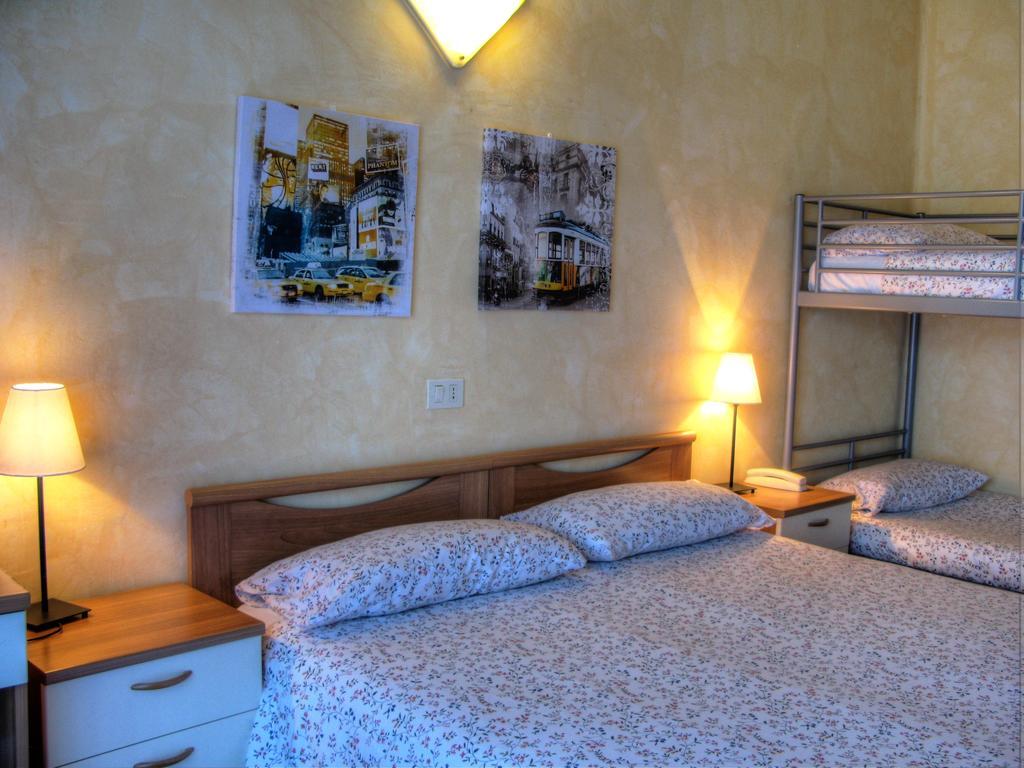 Hotel Flora Desenzano del Garda Quarto foto