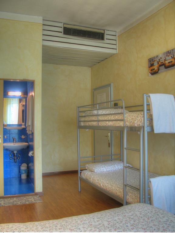 Hotel Flora Desenzano del Garda Quarto foto