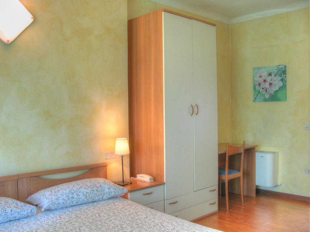 Hotel Flora Desenzano del Garda Quarto foto